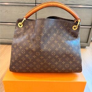Louis Vuitton Artsy MM Handbag